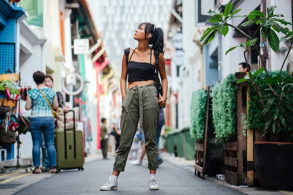 Elegante Mulher Asiática Viajante Roupas Casuais — Fotografia de Stock