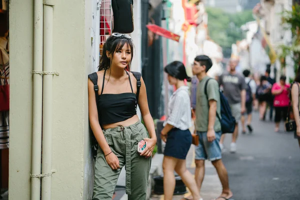 Elegantní Asijské Žena Cestovatele Neformálním Oblečení — Stock fotografie