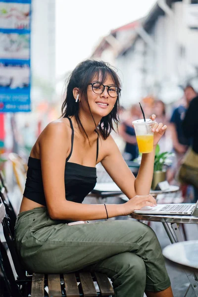 Joven Asiático Mujer Usando Laptop Bebiendo Naranja Jugo Aire Libre —  Fotos de Stock