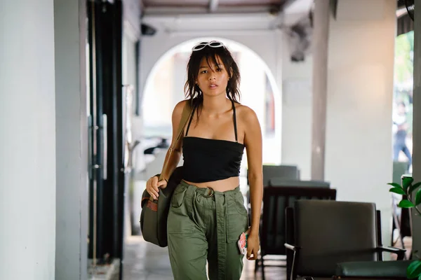 Élégant Asiatique Femme Voyageur Dans Casual Vêtements — Photo