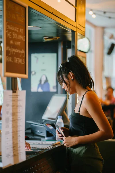 Jovem Asiático Mulher Bilheteria Café — Fotografia de Stock