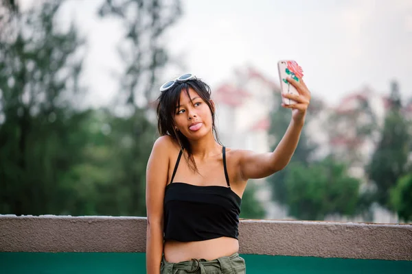 Jovem Mulher Asiática Roupas Casuais Fazendo Selfie Smartphone — Fotografia de Stock