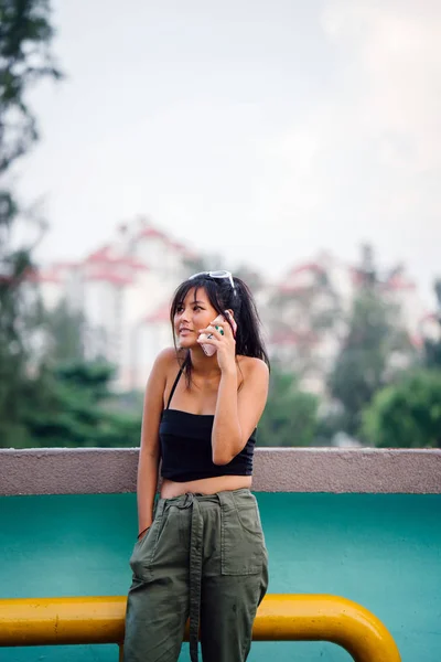 Молодая Азиатка Повседневной Одежде Разговаривает Смартфону — стоковое фото