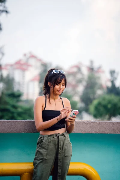 Joven Mujer Asiática Ropa Casual Usando Smartphone — Foto de Stock