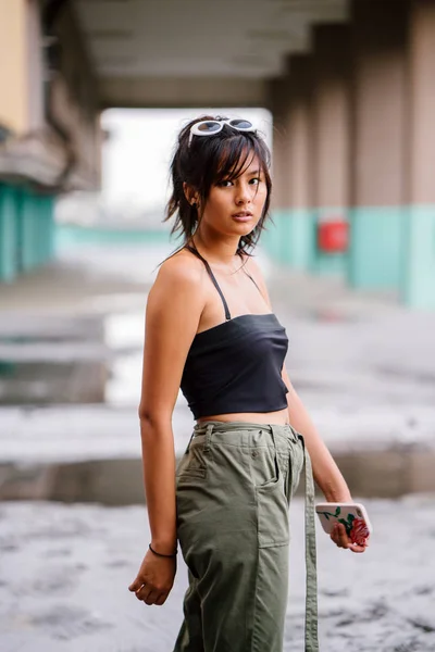 Elegante Mujer Asiática Posando Estacionamiento —  Fotos de Stock