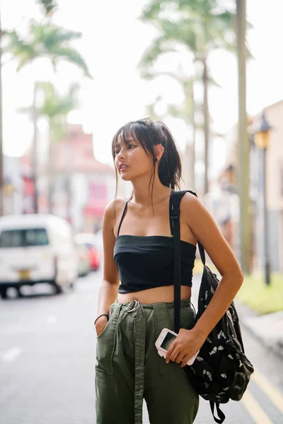 Elegante Mulher Asiática Viajante Roupas Casuais — Fotografia de Stock