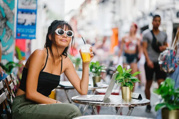 Jovem Mulher Asiática Usando Laptop Beber Suco Laranja Café Livre — Fotografia de Stock