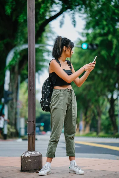 Joven Mujer Asiática Ropa Casual Usando Smartphone — Foto de Stock