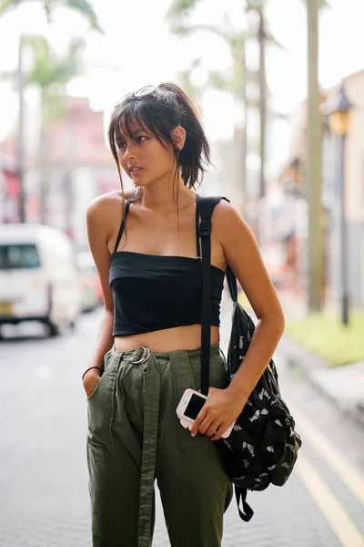 Elegante Mulher Asiática Viajante Roupas Casuais — Fotografia de Stock