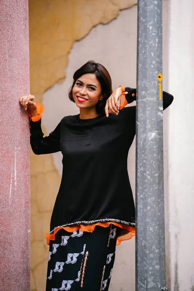 Retrato Una Joven Atractiva Fotogénica Mujer Malaya Singapurense Posando Aire —  Fotos de Stock