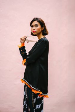 Açık havada poz Genç, çekici ve fotojenik bir Singapurlu Malay kadın portresi 