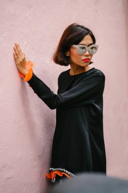 Açık havada poz Genç, çekici ve fotojenik bir Singapurlu Malay kadın portresi 