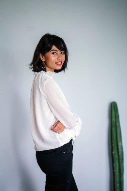 Uzun boylu portresi, ince, Genç ve çekici Malay Müslüman kadının o poz bir zarif beyaz gömlekli fin bir stüdyo 