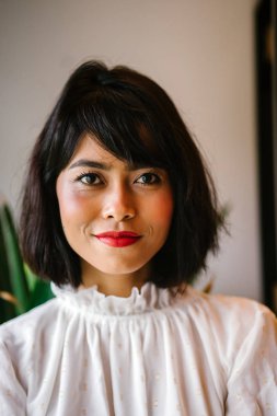 Uzun boylu portresi, ince, Genç ve çekici Malay Müslüman kadının o poz bir zarif beyaz gömlekli fin bir stüdyo 