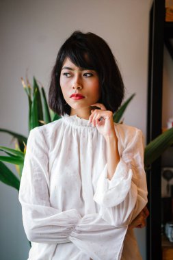 Uzun boylu portresi, ince, Genç ve çekici Malay Müslüman kadının o poz bir zarif beyaz gömlekli fin bir stüdyo 