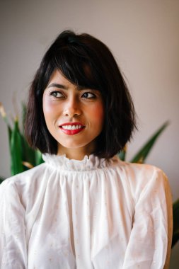 Uzun boylu portresi, ince, Genç ve çekici Malay Müslüman kadının o poz bir zarif beyaz gömlekli fin bir stüdyo 