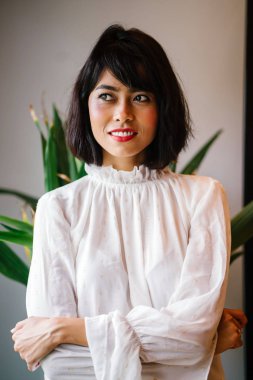 Uzun boylu portresi, ince, Genç ve çekici Malay Müslüman kadının o poz bir zarif beyaz gömlekli fin bir stüdyo 