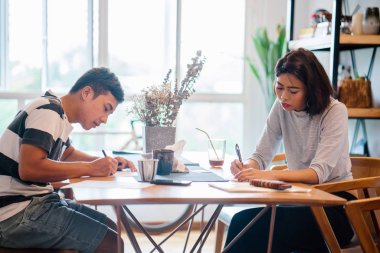 Genç bir sabah kahvelerini birlikte sabah işe gitmeden zevk Malay evli. Bir başkasına kahve onların rahat düz birlikte konuşuyorlar.
