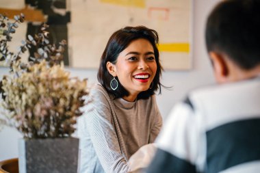 Evli bir genç Malay çift zevk onların sabah birlikte sabah kahve 