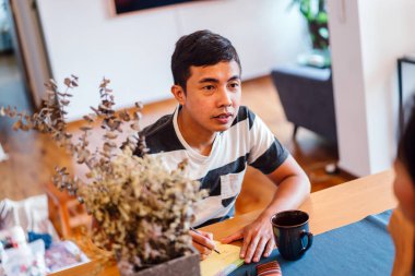 Kahve ve tabletli genç adam.