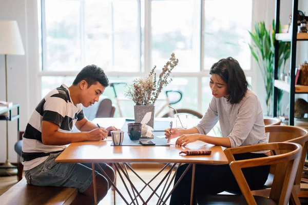 Genç bir sabah kahvelerini birlikte sabah işe gitmeden zevk Malay evli. Bir başkasına kahve onların rahat düz birlikte konuşuyorlar.