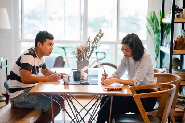 Ein Junges Malaiisches Ehepaar Beim Morgendlichen Kaffee Bevor Zur Arbeit — Stockfoto