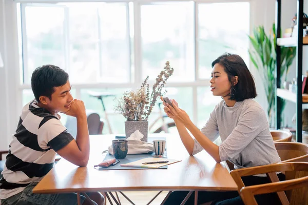 Evli bir genç Malay çift zevk onların sabah birlikte sabah kahve 