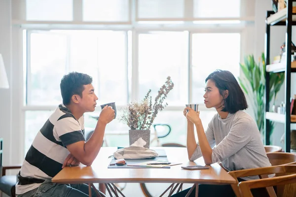 Ein Junges Malaiisches Ehepaar Beim Morgendlichen Kaffee — Stockfoto