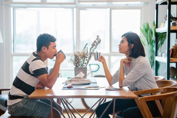 Evli bir genç Malay çift zevk onların sabah birlikte sabah kahve 