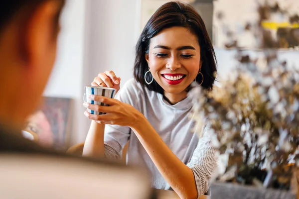 Ein Junges Malaiisches Ehepaar Beim Morgendlichen Kaffee Bevor Zur Arbeit — Stockfoto