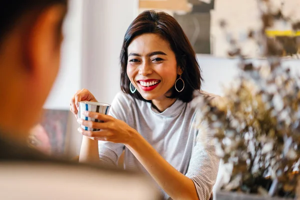 Genç bir sabah kahvelerini birlikte sabah işe gitmeden zevk Malay evli. Bir başkasına konuşuyorlar 