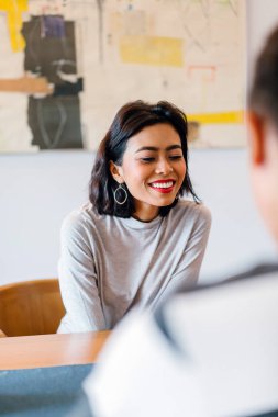 Genç bir zevk onların sabah işe gitmeden Malay evli. Bir başkasına konuşuyorlar 