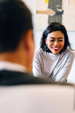 Genç bir zevk onların sabah işe gitmeden Malay evli. Bir başkasına konuşuyorlar 