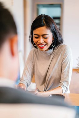 Genç bir sabah kahvelerini birlikte sabah işe gitmeden zevk Malay evli. Bir başkasına kahve onların rahat düz birlikte konuşuyorlar.