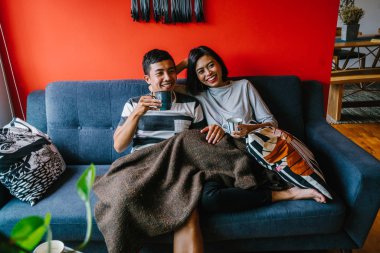 evli Malay çift birlikte modaya uygun ve modern oturma odasında onların kanepede oturup