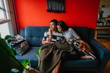 evli Malay çift birlikte modaya uygun ve modern oturma odasında onların kanepede oturup