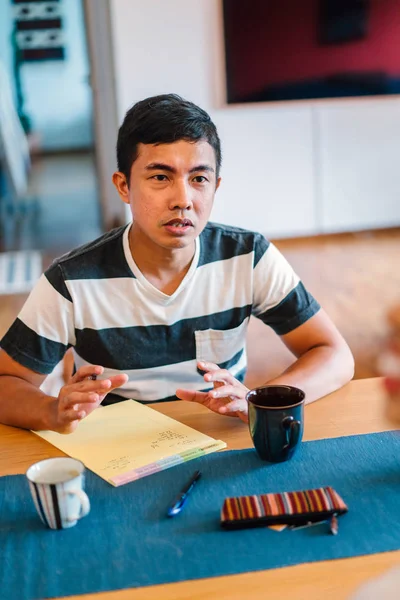 Jonge Man Met Behulp Van Een Tablet Computer Keuken — Stockfoto