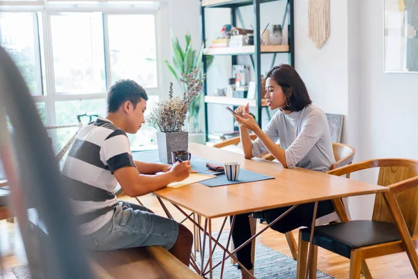 Ein Junges Malaiisches Ehepaar Beim Morgendlichen Kaffee Bevor Zur Arbeit — Stockfoto