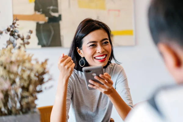 Junge Frau Benutzt Handy Café — Stockfoto