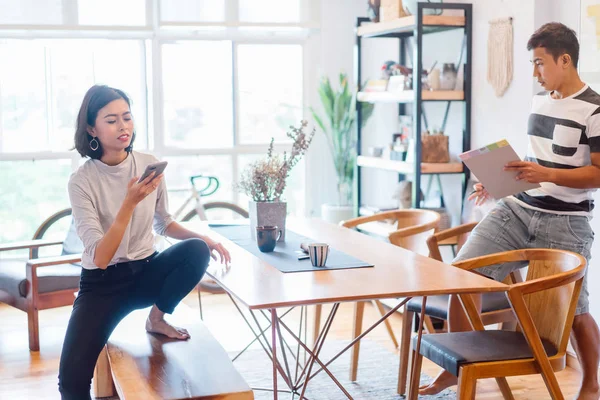 Genç bir sabah kahvelerini birlikte sabah işe gitmeden zevk Malay evli. Bir başkasına kahve onların rahat düz birlikte konuşuyorlar.