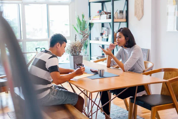 Ein Junges Malaiisches Ehepaar Beim Morgendlichen Kaffee Bevor Zur Arbeit — Stockfoto