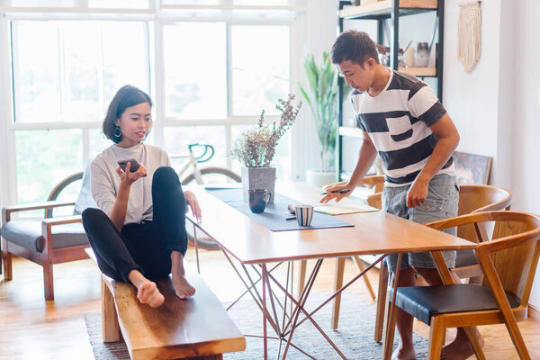 Молодая супружеская пара малайцев наслаждается утренним кофе вместе утром, прежде чем они идут на работу. Они разговаривают друг с другом за чашечкой кофе в своей уютной квартире
.