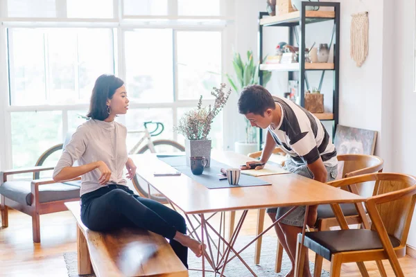 Genç bir sabah kahvelerini birlikte sabah işe gitmeden zevk Malay evli. Bir başkasına kahve onların rahat düz birlikte konuşuyorlar.