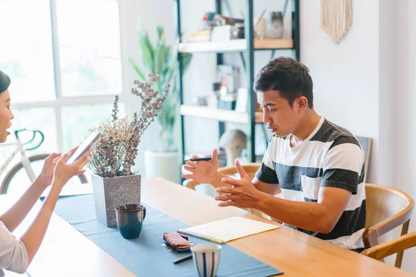Genç bir sabah kahvelerini birlikte sabah işe gitmeden zevk Malay evli. Bir başkasına kahve onların rahat düz birlikte konuşuyorlar.