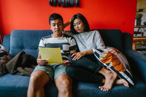 Pareja Malaya Sentados Sofá Leer Juntos Son Jóvenes Atractivos Relajados — Foto de Stock