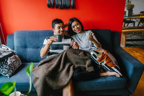 evli Malay çift birlikte modaya uygun ve modern oturma odasında onların kanepede oturup