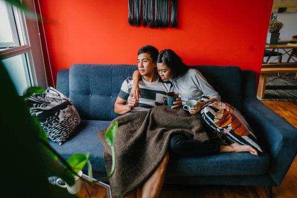 evli Malay çift birlikte modaya uygun ve modern oturma odasında onların kanepede oturup