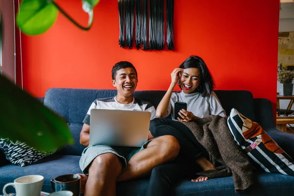 Genç Malay evli çift hafta sonları evde otur. Adam kendi dizüstü bilgisayarında çalışıyor ve onun karısı onun smartphone denetliyor