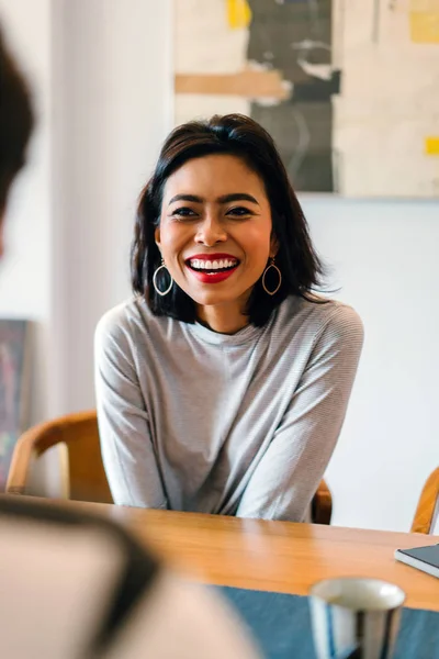 Portrait Une Belle Jeune Femme Dans Café Image En Vente