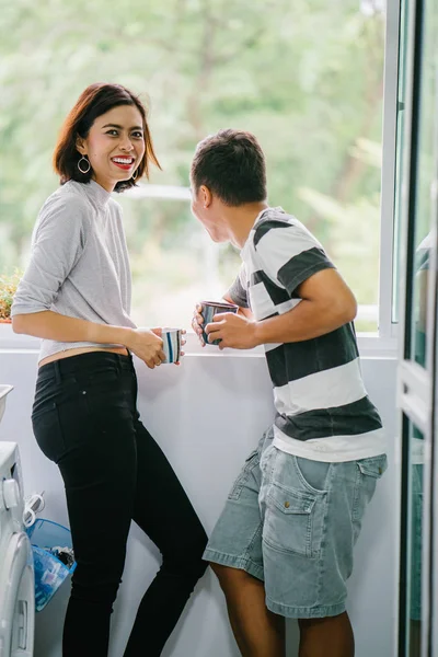 Jovem Casal Asiático Malaio Desfrutando Uma Bebida Quente Conversando Uns — Fotografia de Stock